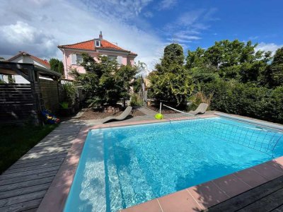 exklusive Stadtvilla mit Pool
