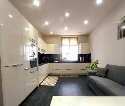 NEU-Altbauwohnung mit hohen Decken  und viel Platz zum Wohnen!