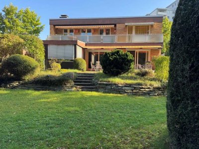 Ein- bis Zweifamilienhaus auf Erbpachtgrundstück in gefragter Lage mit schönem Garten