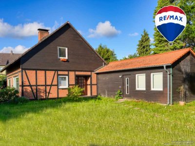 Geräumiges Einfamilienhaus mit Anbau, moderner Heizung und Garten