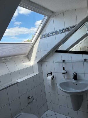 Gemütliche Dachgeschosswohnung mit Kamin & Einbauküche in ruhiger Lage