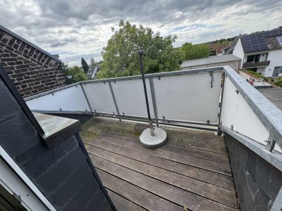 Stilvolle 2-Raum-DG-Wohnung mit Balkon in Köln Godorf