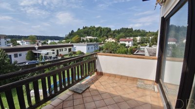 DB IMMOBILIEN | Sanierungsbedürftige 4-Zimmer-Wohnung mit südseitiger Terrasse und traumhaften Ausblick!