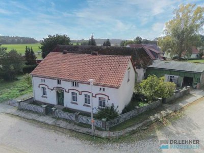 Sanierungsbedürftiger 3-Seitenhof mit viel Potential in schöner Dorflage