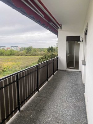 Schicke, neuwertige 3,5 Zi. Wohnung im 1.OG eines 3 -FH in ruhiger Feldrandlage von Bickenbach !