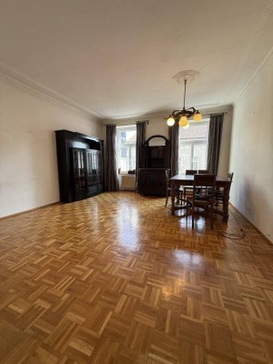 Sonniges Altbaujuwel 127m²- 5 Zimmer - sehr zentrale Lage - U Bahn Nähe
