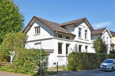 Verwunschenes Kleinod in allerbester Lage: Sanierungsbedürftige Villa im Kleinformat im Villengebiet