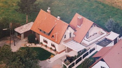3,5 Zimmer Erdgeschoss bzw 2,5 Zi. und sep Küche, Bad, Balkon, Keller, Garten u. Garage ** Ruhig  **