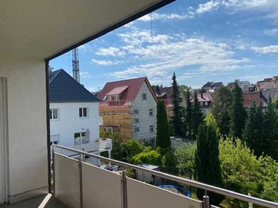 Sonnige und zentrale 4,5-Zimmer Wohnung mit Balkon in Böblingen