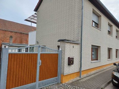 Gepflegtes 4-Zimmer-Einfamilienhaus mit großem Hof und drei Garagen