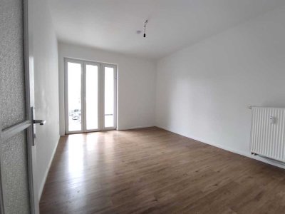 Sonnige Altbauwohnung mit Südbalkon und praktischem Keller – Kontakt: 0172-3261193