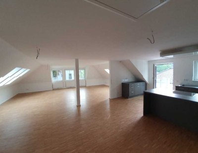 Helle 3 Zi.-Atelierwohnung, ca. 122 m², Balkon, Keller, frei ab Oktober, Nähe Saseler Markt.