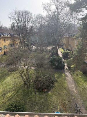 Ruhiges Wohnglück mit Stauraum-Wunder: 3 Zimmer im Dachgeschoss, teilmöbliert