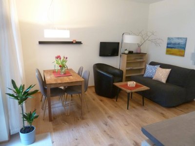 Vollständig eingerichtete und – ausgestattete Wohnung (inkl Bettwäsche, Handtücher,..) städtische, aber ruhige Umgebung (Innenhof) mit kleinem umzäunten Eigengarten. Fully furnished and equipped (all bedding, towels etc urban but quiet apartment for 2 wit