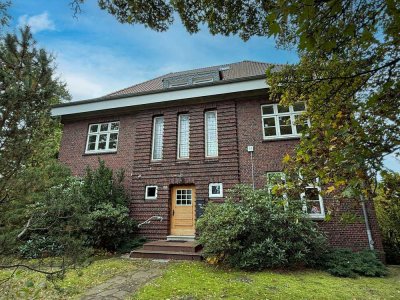 Große Altbau-Wohnung mit 4 Zimmern und Balkon