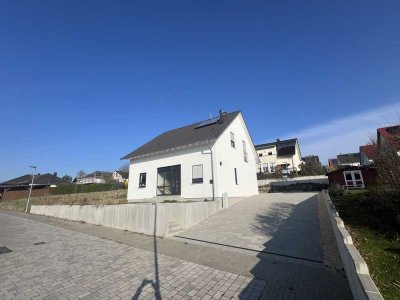 Erstbezug: Geräumiges, günstiges 8-Zimmer-Haus mit gehobener Innenausstattung in Langgöns