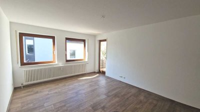 1757 – Start-Up-Immo! Moderne 2 Zi.- WHG mit EBK, Balkon, Garage und Stellplatz!