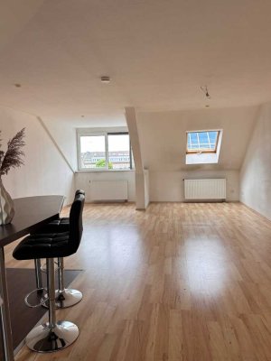 Schöne, helle 3-Zimmer-Dachgeschosswohnung mit Balkon & Gäste-WC in zentraler Lage – 3 Min. zum HBF