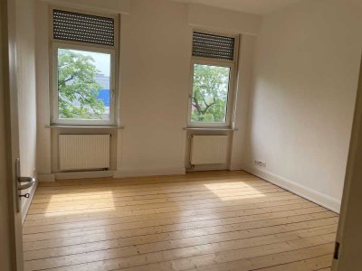 Komplett sanierte 4 ZKB mit Balkon, original Dielenböden und Wohnküche in stilvollem Altbau!