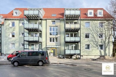 DACHGESCHOSSAUSBAU! SCHICK UND NEU! MIT GROSSEM WOHNBALKON UND SCHÖNER AUSSICHT