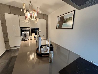 Modernes Wohnen auf höchstem Niveau – Stilvolle Doppelhaushälfte mit Kamin und Smarthome in Top-Lage