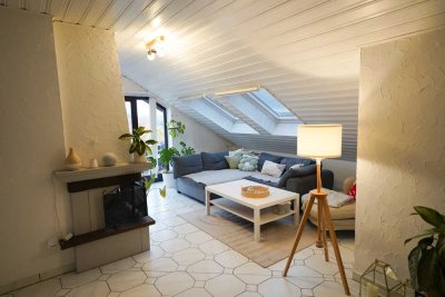 Schöne, geräumige 2,5-Zimmer-Dachgeschosswohnung mit Balkon und Kamin