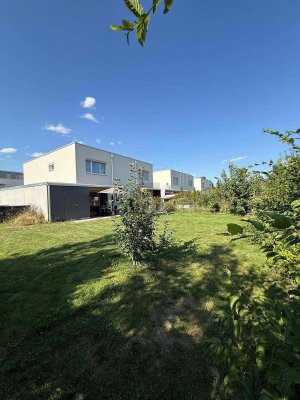 NIEDRIGENERGIE, NEUWERTIG, VOLLMÖBLIERT MIT GARTEN