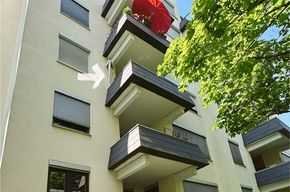 Geschmackvolle, vollst. renovierte 2-Raum-Wohnung mit geh. Innenausstattung mit Balkon und EBK