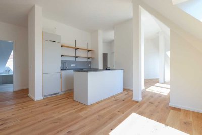 Erstbezug mit Balkon und Einbauküche: Geschmackvolle 4-Raum-DG-Wohnung