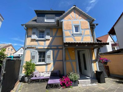 FFM Nieder-Erlenbach: Bezauberndes freistehendes Fachwerkhaus mit modernem Ambiente zum Wohlfühlen!