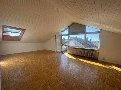 Helle 1,5 Zimmer-Dachgeschosswohnung mit Balkon in Leonberg-Warmbronn