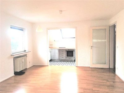 *Gemütliche Dachgeschoss-Wohnung mit Einbauküche im schönen Heisingen*