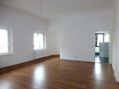 Alt trifft neu! Saniertes Altbauappartement mit Stuckdecke ab 1.8. frei