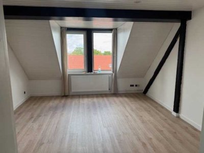 Frisch renovierte, helle 2,5-Zimmer-DG-Wohnung, WG´s wilkommen