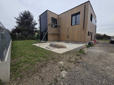 Lichtdurchflutetes und modernes Einfamilienhaus + Schlüsselfertig + Neubau + NÄHE WIEN + Raumhöhe 3,00m + 4 Zimmer + Wohnessküche ca. 60m² + WFL 155m² + Carport ca. 44m²