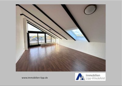 Helle Dachgeschosswohnung mit Balkon in ruhiger Wohnlage von Krefeld