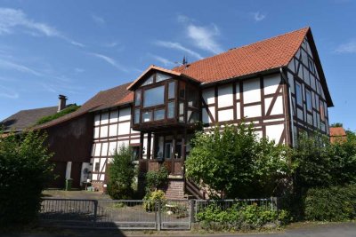 Idyllische Oase am Bachlauf: Historisches Bauernhaus mit Backhaus und Laube