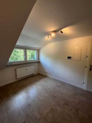 Frisch saniertes DG-Einzimmer-Apartmant Nähe Uni Hohenheim! (Nur für Studenten oder Pendler)