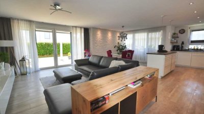 MODERNE, KOMFORTABLE UND HELLE EG-WOHNUNG MIT EIGENEM GROSSEN GARTEN
