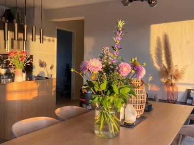 UNTERMIETE bis 07.2026 Geschmackvolle, 3-Zimmer-Penthouse-Wohnung mit lux. Ausstattung großer Balkon