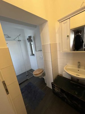Zentrale 2,5-Zimmer-Altbauwohnung im Stadtkern mit Kamin im 1. OG, 870 €