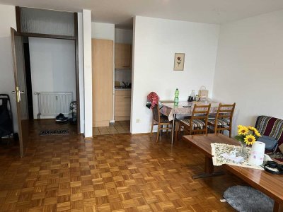 Gemütliche 2 - Zimmer - Wohnung mit Einbauküche "Im Vogelgesang".Sehr großer Innenhof mit viel Grün!