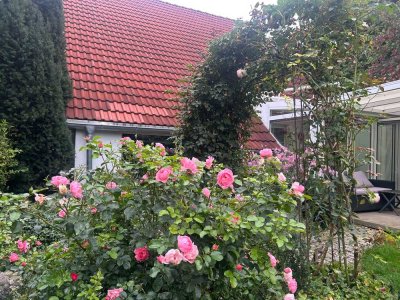 FAMILIENGLÜCK IN INDIVIDUELLER BAUWEISE- FREISTEHEND MIT WINTERGARTEN AM STADTRAND