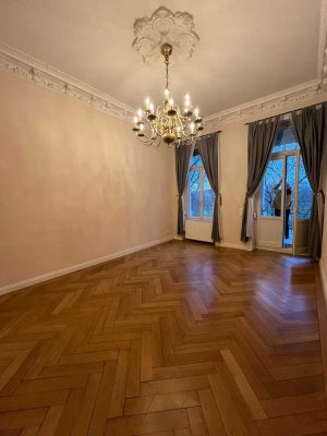 Klassische  4  Zimmer-Altbauwohnung / 2 Bäder  +  Gäste -WC /  Aufzug/  großer Balkon