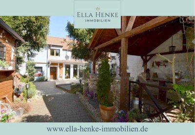 Wunderschönes, liebevoll modernisiertes Stadthaus mit schönem Garten, Pool + großer Garage