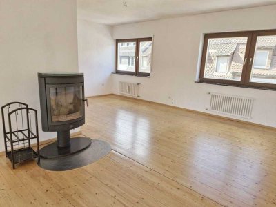 Sehr schöne helle 4  Zi -Maisonette Wohnung mit Balkon und EBK (Spülmaschine) in Karlsruhe