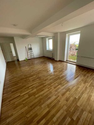 Moderne, helle 3-Zimmer-Wohnung mit Balkon, Badewanne und Dusche