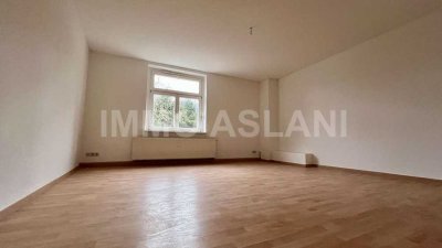 Bezugsfreie 2-Raum-Wohnung mit Laminat, renoviertem Bad und Glasfaser