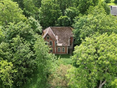 Historisches Anwesen in Küstennähe – Villa von 1909 mit viel Land und Entwicklungspotenzial