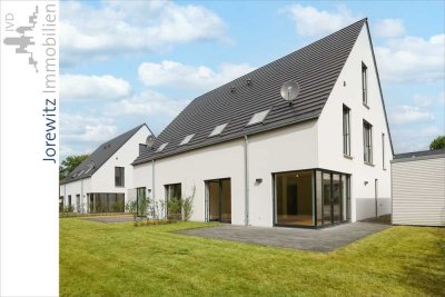 Bi-Senne: Moderne Neubau-Doppelhaushälfte (KfW-Effizienzhaus 55) mit Carport, Terrasse und Garten